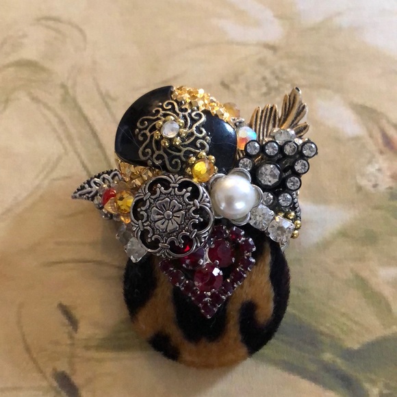 Unique Brooch - Picture 2 of 4